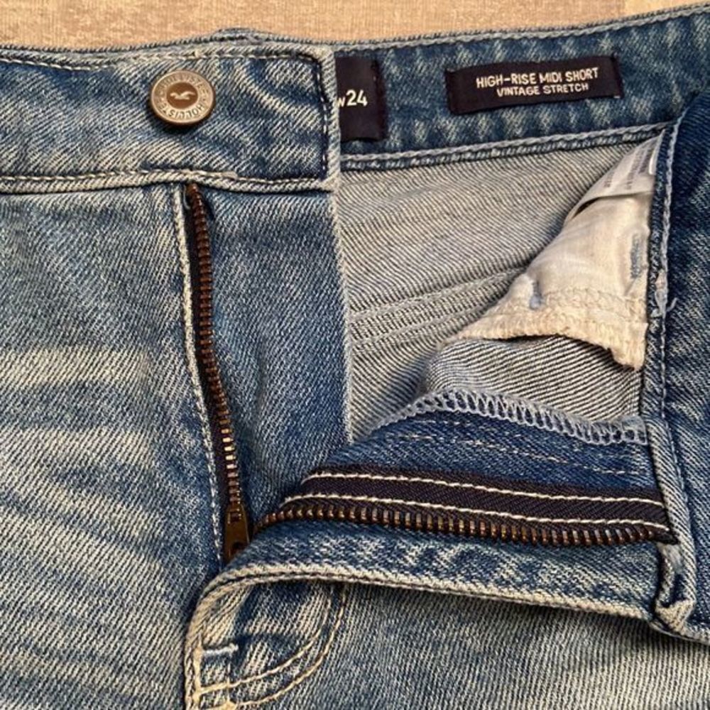 ⭐️HOLLISTER HIGH RISE MIDI SHORT - Picture 11 of 12